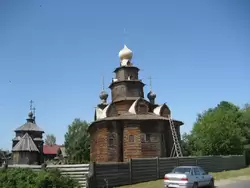 Преображенская церковь в Музее деревянного зодчества в Суздале с восстановленным после пожара куполом