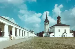 Достопримечательности Суздаля: Воскресенская и Казанская церкви на торгу