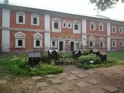 Спасо-Преображенский монастырь — ульи в виде деревянных домиков