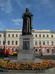Памятник основателю города Ярославу Мудрому, изображен на 1000-рублевой купюре
