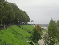 Набережная реки Которосль и беседка в Ярославле
