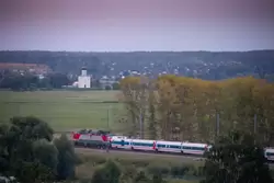 Поезд «Стриж» и церковь Покрова-на-Нерли