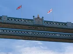 Флаги Великобритании и Англии на Тауэрском мосту в Лондоне 