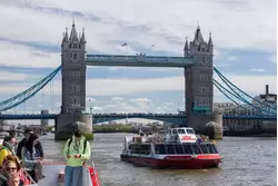 Тауэрский мост и прогулочный корабль в Лондоне