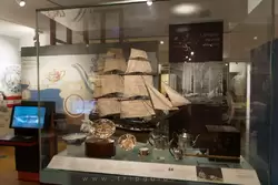 Модель торгового корабля, около 1840 г., масштаб 1:48 — огромное количество таких судов было построено на Темзе. Они использовались в чайной торговле до открытия Суэцкого канала в 1869 году