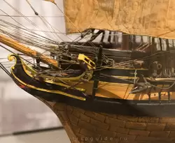 Модель фрегата, 1805 — верхняя палуба окружена фальшбортом для защиты команды от огня; обшивка медью ниже ватерлинии защищала от водорослей, что увеличивало скорость, а также от морских червей