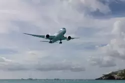 Boeing 787-8 Dreamliner авиакомпании TUI — посадка на Синт-Маартене