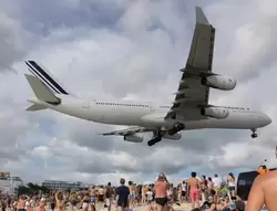 Airbus A340-300 авиакомпании AirFrance над пляжем Махо в Синт-Мартине