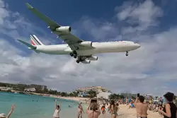 Самый большой самолет на пляже Махо Бич