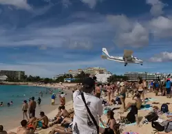 Самолет авиакомпании Trans Anguilla Airways на пляже Махо