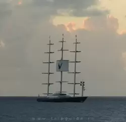 Парусная яхта «Maltese Falcon» («Мальтийский Сокол») с поднятым парусом