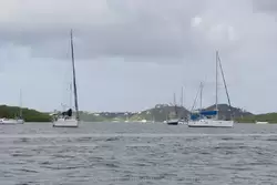 Яхты попроще в заливе Симпсон Бей на Сент-Мартине (французская часть)