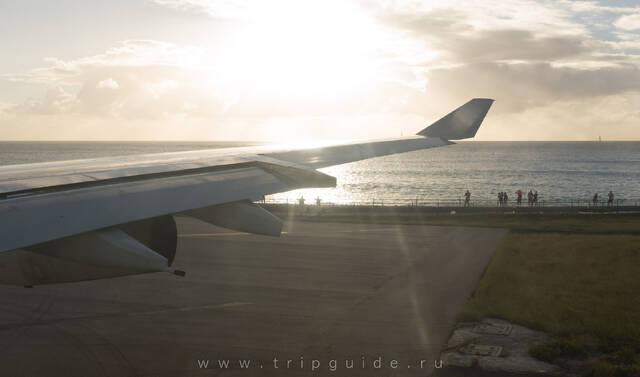 Провожающие и фотографирующие самолет на пляже Махо Бич