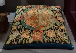Чехол подушки (Нидерланды) с изображением библейской истории Эсфири, которая спасла от истребления евреев персами. Эта история была близка голландским протестантам, когда они были под гнетом Испании