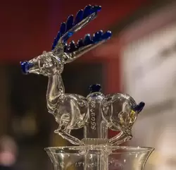 Сифонный стакан с оленем (вероятно, Германия, 1650-1725) — после охоты мужчины соревновались в способности пить алкоголь, а также в изобретательности и благородстве