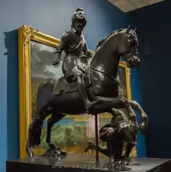 Генри IV верхом на коне, повергающий своего врага — он часто изображается как победитель, поскольку его большой военный успех положил конец войне между католиками и гугенотами (протестантами)