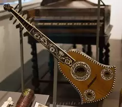 Цистра (bell cittern, Йоахим Тейке из Гамбурга, около 1700 г.) — популярный в 1650–1720 годах в тавернах Германии инструмент, предок гитары. На нём играли с помощью медиатора или просто пальцами