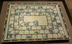 Игровой поднос «Новая игра Гименея» (Руан, Франция, 1725-1750) — этот экземпляр был сделан в Руане, который специализировался на росписи по керамике