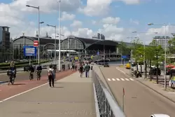 Набережная реки Эй (IJ) у Центрального вокзала Амстердама