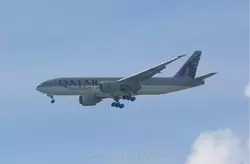 Самолет авиакомпании Qatar Cargo на глиссаде аэропорта Схипхол (Амстердам)