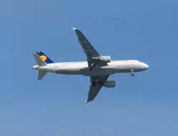 Самолет Airbus A320-211 авиакомпании Lufthansa заходит на посадку в аэропорт Амстердама