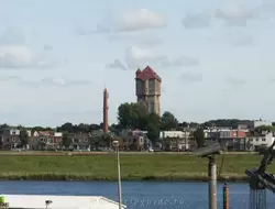 Водонапорная башня города Эймёйден (De watertoren aan de Evertsenstraat), построена в 1915, высота 42,6 метра, куранты были установлены в 1927, в настоящее время используется как лофт апартаменты