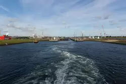 Теплоход выходит в Северное море из шлюзов Нордзе канала