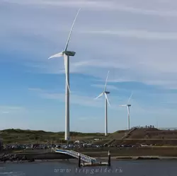Ветряки на берегу Северного моря в Нидерландах