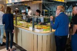 Ресторан «Лидо Маркет» типа шведский стол — продукты закрыты стеклом, надо ткнуть пальцем чтобы тебе что-то положили в тарелку, ну или произнести название продукта на английском