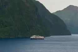 Корабль Хуртигрютен Тролльфьорд в Стурфьорде
