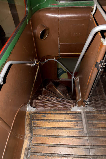 Двухэтажный автобус типа RT — лестница на второй этаж, Музей транспорта Лондона