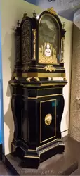 Музыкальные часы, около 1760, Джорж Пайк (George Pyke) были оснащены органом, который мог играть 10 мелодий, расписной циферблат с движущимися частями