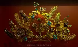 Тиара (диадема), около 1840, сделана из штампованного и прессованного золота с россыпью драгоценных камней