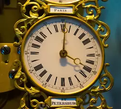 Часы, около 1860 г., У. Дэвис и сыновья (W. Davis and Sons), показывают время в Лондоне и в 8 городах: Санкт-Петербурге, Сиднее, Мадрасе, Нью-Йорке, Кантоне, Калькутте, Париже и Константинополе