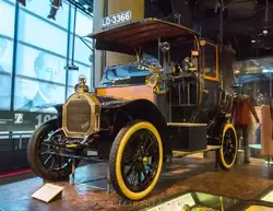 Шасси было сделано во Франции; кузов добавлен в Лондон. Он, 1908 г. — одно из первых в Лондоне такси — по сравнению с гужевым такси они были более чистыми, шумными и быстрыми, и опасными для пешеходов