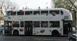 Реклама телеканала Sky на двухэтажном автобусе в Лондоне