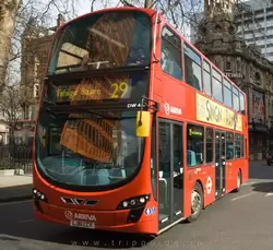 Современный двухэтажный автобус