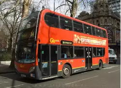 Современный двухэтажный автобус в Лондоне