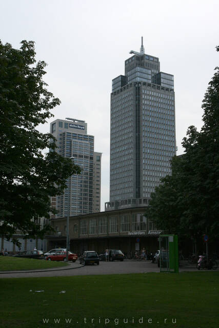 Высотные здания у станции Амстел