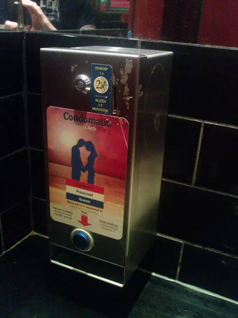 Автомат презервативов в туалете кафе