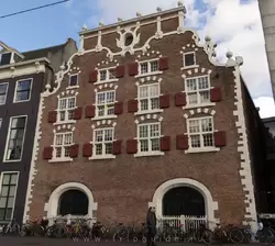 Городской арсенал, позже — Королевские конюшни, в настоящее время — библиотека Университета Амстердама