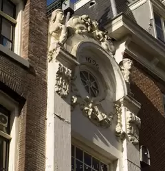 Минитриппенхьюс считается самым узким домом в Амстердаме. На самом деле таких узких домов несколько и в зависимости от маршрута экскурсовод показывает тот, который по пути