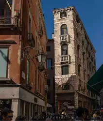Улочка Пия X в Венеции (Salizada Pio X). Salizada — это типичная венецианская улочка между двумя рядами здании, где на первом этаже магазины, на остальных — жильё
