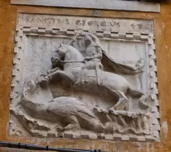 Георгий Победоносец на барельефе на площади Юлиана в Венеции (San Zulian)