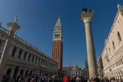 Колокольня с символами святых, охраняющих Венецию и Колокольня Святого Марка