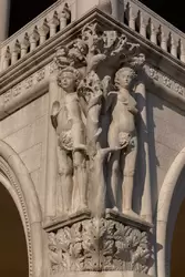 Фигуры Адама и Евы на углу Дворца дожей
