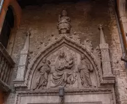 Арка с горельефом, изображающим Мадонну, Иоанна Крестителя и апостола Марка, над ними — священник Захарий (Дзакария)