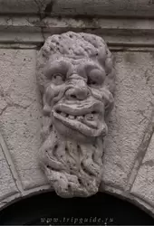 Уродливая голова над входом в колокольню церкви Санта-Мария-Формоза установлена здесь чтобы отпугивать дьявола, который, как говорят, обожал звонить в колокола