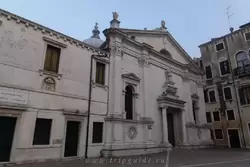 Это главный фасад церкви Санта-Мария-Формоза, он выходит на канал, на площадь выходит боковой фасад