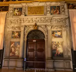 Зал выборов — триумфальная арка работы Андреа Тирали построена в честь дожа Франческо Моросини Пелопонезиако, который умер в 1694 в ходе успешной кампании за контроль за Пелопоннес против Турции